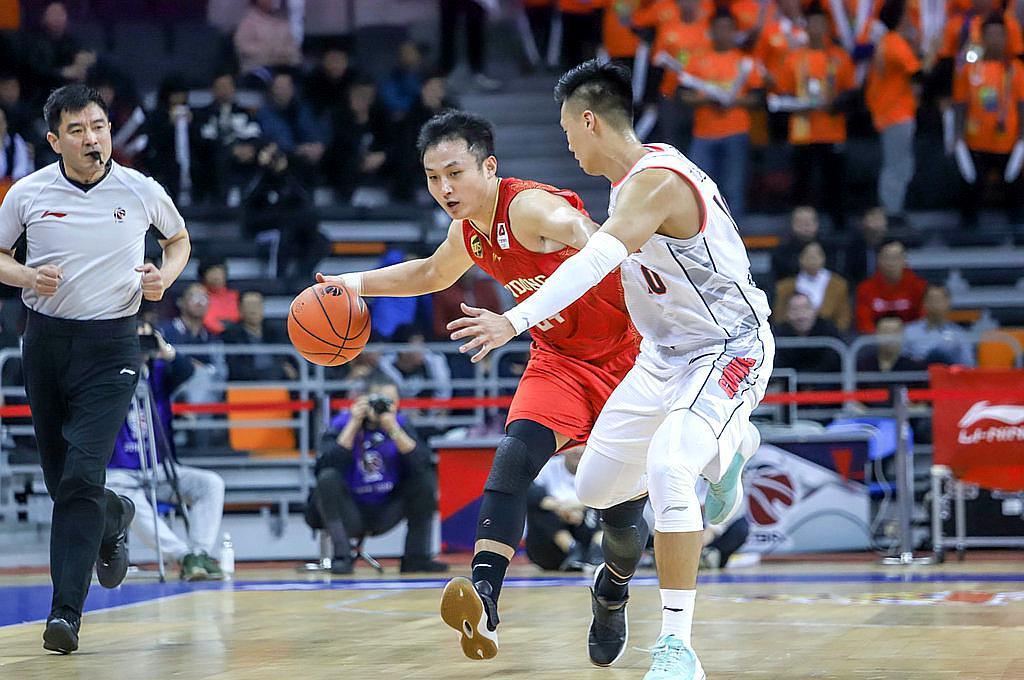 包含赛地聚焦：欧联集结日热度飙升，四川男篮队长鼓劲，质疑声四起，年轻球员获得机会的词条-一竞技登录入口